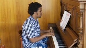 Jingle Bells kann Petros schon spielen – der 19-jährige Eritreer ist seit Ostern im Kirchenasyl in einer Gemeinde in Frankfurt am Main. Foto: Siefert