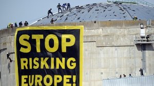 Der französische Meiler Fessenheim ist von Greenpeace-Aktivisten besetzt worden. Sie foedern die frühere Abschaltung der betagten Anlage. Foto: dpa