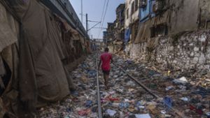 Ein Mann geht am Tag der Erde über ein mit Plastik und anderen Abfällen übersätes Bahngleis. Der diesjährige Tag der Erde konzentriert sich auf die Bedrohung unserer Umwelt durch Plastik. Foto: AP/Rafiq Maqbool/dpa