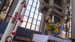 Osterkerze in einer Kirche (Symbolbild). Foto: imago images/Norbert Neetz/Norbert Neetz