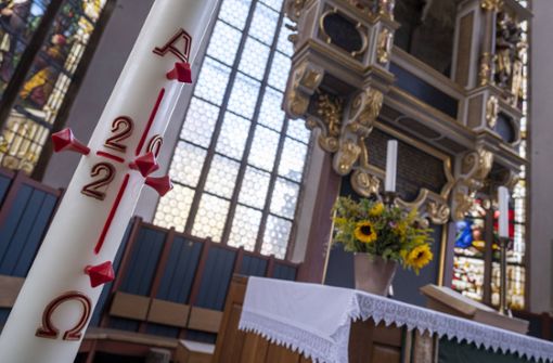 Osterkerze in einer Kirche (Symbolbild). Foto: imago images/Norbert Neetz/Norbert Neetz