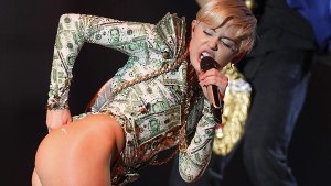Provokant ist ihre zweite Natur: Miley Cyrus zeigt bei ihren Konzerten viel Haut und eindeutige Gesten. Foto: dpa