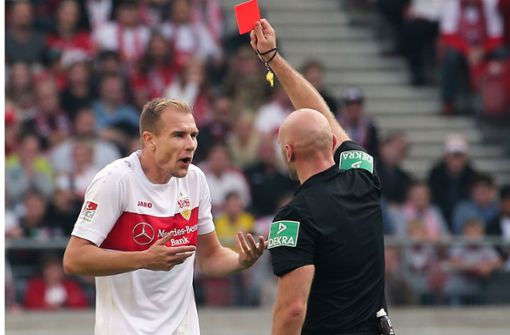 Holger Badstuber sieht im Hinspiel gegen Kiel in der 53. Minute die Gelb-Rote Karte – der Anfang vom Ende für den VfB. Foto: Baumann
