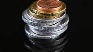 Münzen im Wert von 12,41 Euro liegen auf einer schwarzen Fläche:  Der allgemeine gesetzliche Mindestlohn in Deutschland soll zum 1. Januar 2024 von 12,00 auf 12,41 Euro und zum 1. Januar 2025 auf 12,82 Euro steigen. Foto: dpa/Marijan Murat