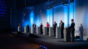 Ohne Publikum, dafür auf fast zehn Meter verteilt, trafen sich die Kandidaten bei der Podiumsdiskussion. Foto: LICHTGUT/Leif Piechowski/Leif Piechowski