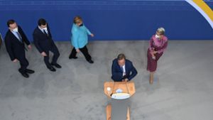 Am Abend der Bundestagswahl hat sich Jens Spahn (ganz links) noch hinter Armin Laschet (vorne) gestellt – nun rückt er kaum verhohlen von ihm ab. Foto: dpa/Kay Nietfeld