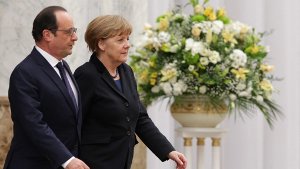 Bundeskanzlerin Angela Merkel und der französische Staatspräsident Francois Hollande sind am Mittwochnachmittag zu den Ukraine-Friedensverhandlungen in Minsk eingetroffen. Foto: EPA