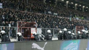 Beim Zweitliga-Topspiel zwischen St. Pauli und Hannover ist es zu Krawallen gekommen. Foto: IMAGO/Jan Huebner/IMAGO/Blatterspiel