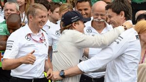 Der Jubel bei Mercedes gehört schon zum gewohnten Bild: Motorsportchef Toto Wolff (re.) mit Rennfahrer Nico Rosberg und Daimler-Chef Dieter Zetsche (2. v. re.) Foto: dpa