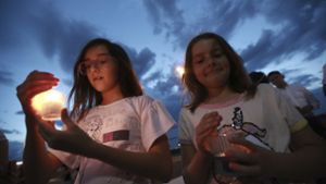 Menschen gedenken der Opfer von El Paso. Foto: AP