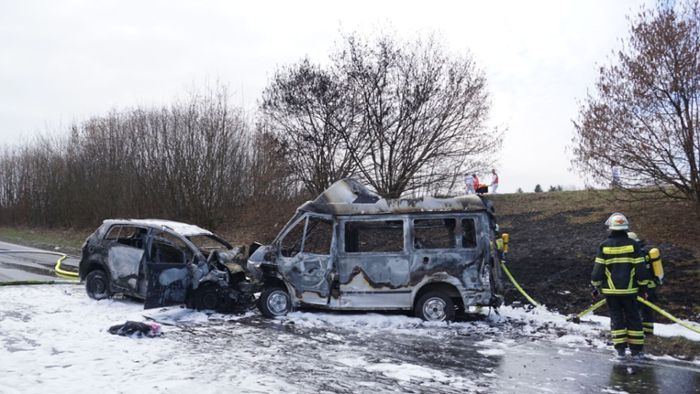 Tödlicher Crash, brennende Autos - Bundesstraße gesperrt