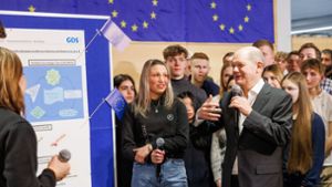 Die Schülerinnen und Schüler präsentieren ihre EU-Projektplakate. Foto: Stefanie Schlecht