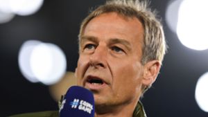 Der Mann am Mikro: TV-Experte Jürgen Klinsmann im Einsatz Foto: dpa