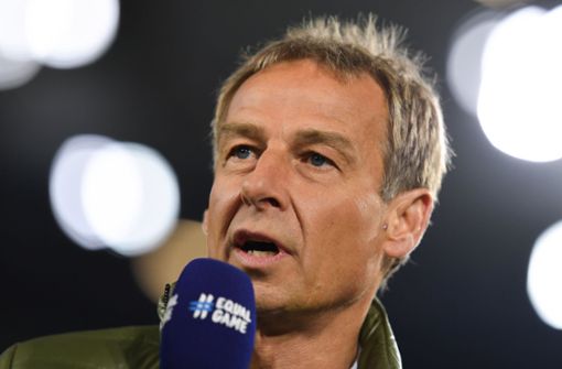 Der Mann am Mikro: TV-Experte Jürgen Klinsmann im Einsatz Foto: dpa