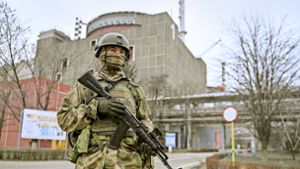 Das Atomkraftwerk wurde zum Kriegsschauplatz: ein russischer Soldat vor einem Reaktorblock in Saporischschja Foto: imago//Konstantin Mihalchevskiy