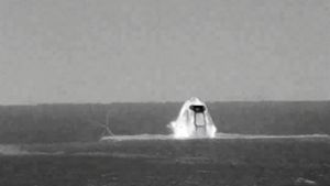 Nach rund 24 Stunden Flug an Bord einer „Crew Dragon“-Kapsel sind Maurer und drei US-Astronauten am Freitag im Meer vor der Küste des US-Bundesstaats Florida gelandet. Foto: AFP
