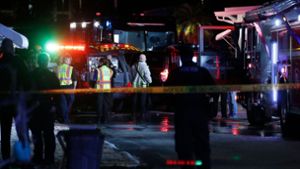 Nachdem ein kleines Flugzeug in den Bayside Waters Mobile Home Park in Clearwater, Florida, gestürzt ist, kümmern sich Rettungskräfte um die Verletzten. Foto: AFP/OCTAVIO JONES