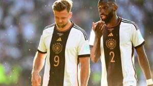 Wie geht es weiter? Die deutschen Nationalspieler Niclas Füllkrug (links) und Antonio Rüdiger sind unzufrieden. Foto: dpa/Carmen Jaspersen