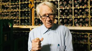 Von jedem Jahrgang seit 1947 hat  Gerd Köpfer in seinem Archiv ein paar Flaschen aufgehoben. „Alles unverkäuflich“, sagt der 91-Jährige. Foto: Keck