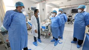 Cesar Vasquez Sanchez (3. von links), Gesundheitsminister von Peru, besucht das Nationale Institut für Neurologische Wissenschaften, in dem derzeit zwei Patienten mit Guillain-Barré-Syndrom behandelt werden. Foto: Minsa/d/a