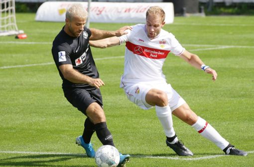 Schwerstarbeit für den VfB II und Holger Badstuber (re.), hier gegen Kassels Alban Meha, der früher auch für die Stuttgarter Kickers II, den SSV Reutlingen und den VfL Kirchheim spielte. Foto: Baumann