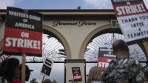 Streikende vor dem Paramount-Studio in Hollywood. Foto: dpa/Jae C. Hong