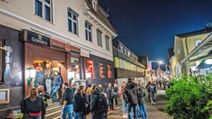 Nachtschwärmer stehen bei der Musiknacht im April 2019 vor dem Irish Pub in der Kirchstraße von Göppingen. Foto: /privat