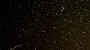 Sternschnuppe am Nachthimmel: Wunsch flieg los Foto: dpa