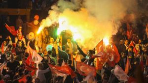Anhänger der Mitte-Links-Partei CHP feiern vor dem Rathaus in der türkischen Hauptstadt Ankara. Foto: Ali Unal/AP/dpa