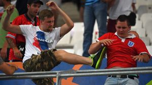 Auch im Stadion von Marseille gingen Fans voller Zorn aufeinander los.  Foto: EPA