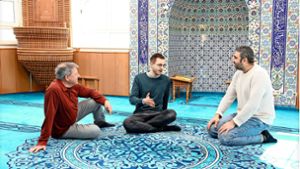 In der Moschee kommen Wolfgang Offenloch, Jonathan Höfig und Sefer Zor (von links) ins Gespräch. Foto: avanti/Ralf Poller