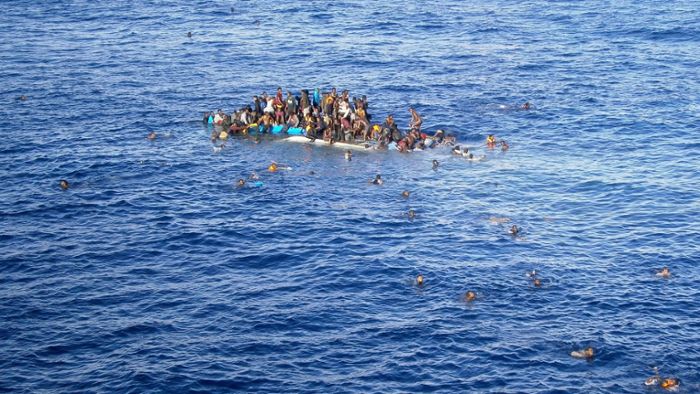 Flüchtlingsboot kentert – mehr als 90 Tote befürchtet