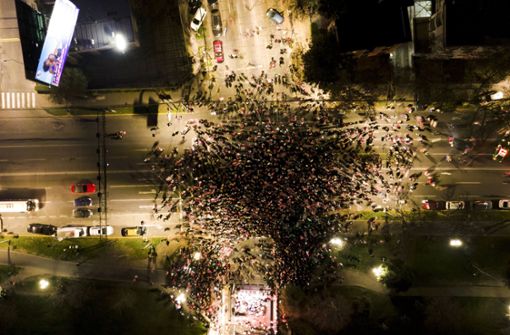 Die Gegner der neuen Verfassung feiern auf den Straßen von Santiago, der Hauptstadt von Chile. Foto: dpa/Matias Basualdo