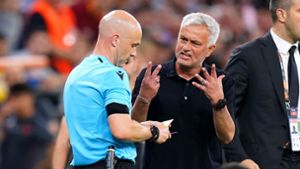 Auch José Mourinho (rechts), der Trainer der AS Rom, hatte den Schiedsrichter aufs Übelste beleidigt. Foto: dpa/Adam Davy