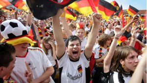 Fußballfans können sich freuen. Am Sonntag,16. Juni, können sie in Stuttgart einkaufen. Foto: Pressefoto ULMER/Thomas Kiehl