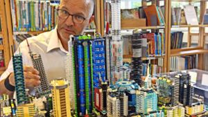 Lego-Kunstwerke mitten in der Bücherwelt