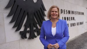 Nancy Faeser (SPD) am Eingang des Bundesinnenministeriums in Berlin Foto: dpa/Jörg Carstensen