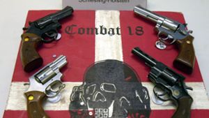 Sicher gestellte Waffen und ein Banner der Neonazi-Gruppe Combat 18 Foto: Horst Pfeiffer/dpa