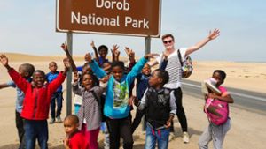 Als Volunteer in Namibia: Nicolas Schaible unternimmt mit den Kindern aus dem After-School-Club einen Ausflug in den Nationalpark. Foto: z