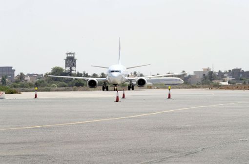 Ein Flugzeug am nun gesperrten Flughafen von Tripolis (Archivbild). Foto: Imago/Xinhua/Hamza Turkia