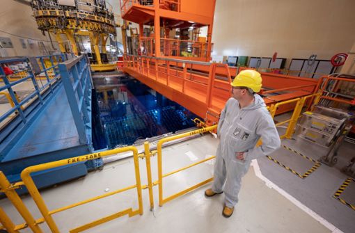Der Betriebsleiter von Block II in Neckarwestheim, Andre Knapp, am Abklingbecken. Er leitet den Rückbau des Kernkraftwerks. Foto: dpa/Marijan Murat