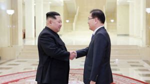 Kim Jong Un (links) empfängt Chung Eui Yong, den südkoreanischen Sicherheitsberater in Pjöngjang. Foto: dpa
