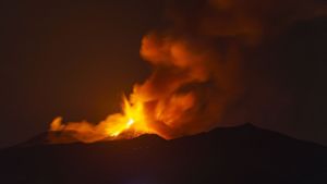 Lava strömt aus einem Krater des Ätna. Foto: dpa/Salvatore Allegra