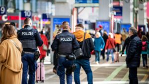 Zeugen hatten der Polizei eine aggressive Person an Gleis 13 des Stuttgarter Hauptbahnhofs gemeldet. (Archivbild) Foto: dpa/Christoph Schmidt