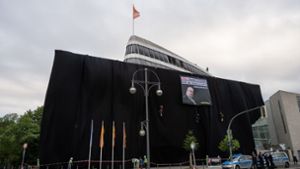 Die Fassade der CDU-Parteizentrale in Berlin wurde von Greenpeace-Aktivisten mit insgesamt rund 3000 Quadratmetern schwarzem Stoff verhängt. Foto: dpa/Christophe Gateau