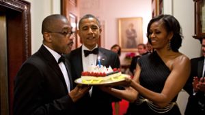 Michelle (Rechts) und Barack Obama (Mitte) reihten sich bei den Gratulanten ein. (Symbolbild) Foto: imago images/Everett Collection/ via www.imago-images.de