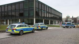Die Polizei ist mit Dutzenden Beamten am Landtag im Einsatz. Foto: 7aktuell.de/Jens Pusch