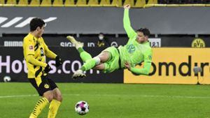 Dortmunds Giovanni Reyna (l) und Wolfsburgs Wout Weghorst kämpfen um den Ball. Foto: dpa/Martin Meissner