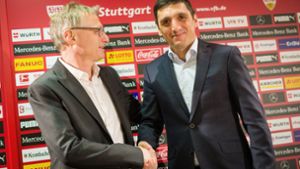 VfB-Vorstand Michael Reschke und der ehemalige VfB-Trainer Tayfun Korkut – wenige Stunden vor Korkuts Entlassung hatte sich Reschke noch für den Coach ausgesprochen. Foto: dpa