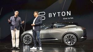 Byton stellte in Las Vegas ein neues E-Auto mit  einem 1,24 Meter breiten Display vor (im Bild Präsident Daniel Kirchert, li., und Geschäftsführer Carsten Breitfeld). Foto: AFP